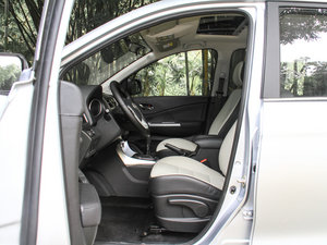 2016款1.6L 手动尊享型 前排空间