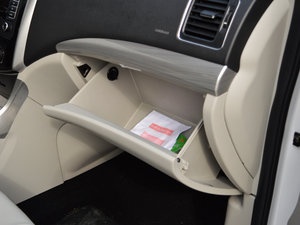 2016款1.5L 手动舒适型 手套箱