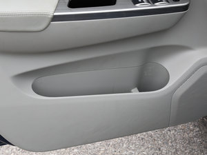 2016款1.6L CVT尊享型 前门储物空间