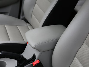 2016款1.6L CVT尊享型 中央扶手箱