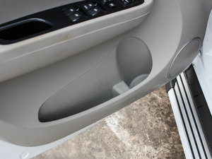 2016款1.5L 手动舒适型 前门储物空间