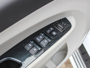 2016款1.5L 手动舒适型 主驾车窗控制区	