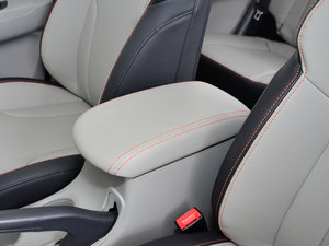 2016款1.6L CVT舒适型 中央扶手箱