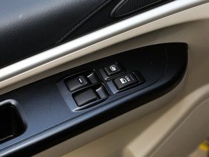 2017款M5 1.6L 手动豪华型  主驾车窗控制区	