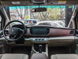2017款M5L 1.6L 手动舒适型 7座 内饰全景