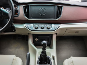 2017款M5L 1.6L 手动舒适型 7座 中控台