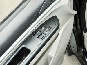 2017款M5 1.6L 手动标准型 主驾车窗控制区	