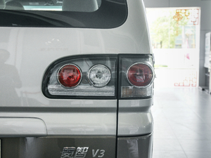 2017款V3 1.5L 手动舒适型 7座 尾灯