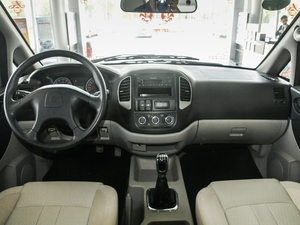 2017款V3 1.5L 手动舒适型 7座 内饰全景
