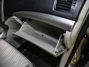 2017款1.5L 手动实用型 手套箱