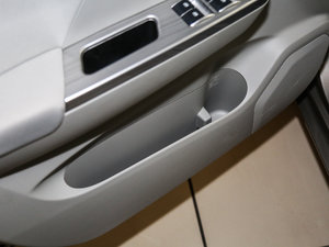 2017款1.5L 手动实用型 前门储物空间