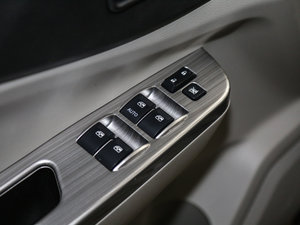 2017款1.5L 手动实用型 主驾车窗控制区	