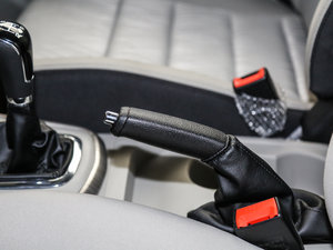 2017款1.5L 手动实用型 驻车制动器