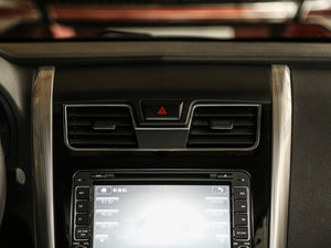 2017款1.5L 手动实用型 中控区