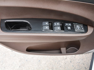 2017款1.6L CVT豪华型 前门储物空间