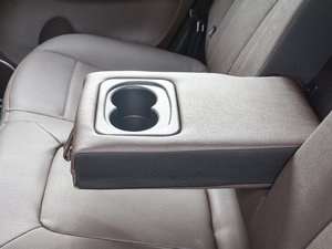 2017款1.6L CVT豪华型 后排中央扶手