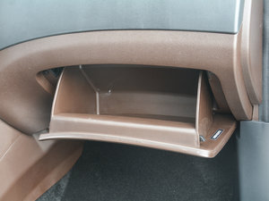 2017款1.6L CVT豪华型 手套箱