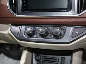 2018款M5 1.6L 手动豪华型 7座 中控区