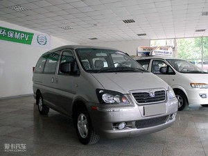 2010款Q3 2.0L 9座标准版 整体外观