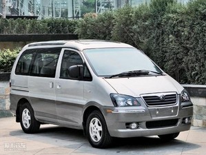 2010款Q3 2.0L 11座舒适版 整体外观