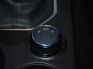 2019款商用版 2.0T 手动四驱领航型 长箱 柴油 中控区