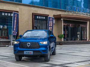 2019款商用版 2.0T 手动四驱领航型 长箱 柴油 整体外观