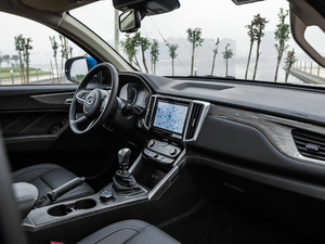 2019款商用版 2.0T 手动四驱领航型 长箱 柴油 中控区