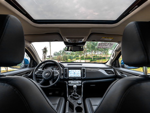 2019款商用版 2.0T 手动四驱领航型 长箱 柴油 中控区