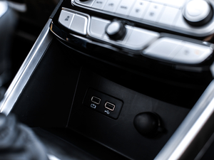 2019款商用版 2.0T 手动四驱领航型 长箱 柴油 中控区