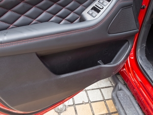 2020款越野版 2.0T 自动四驱高阶型 汽油 前门储物空间