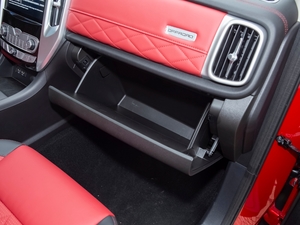 2020款越野版 2.0T 自动四驱高阶型 汽油 手套箱