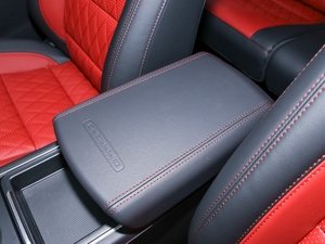 2020款越野版 2.0T 自动四驱限量型 柴油 中央扶手箱