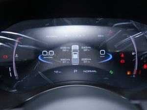 2020款越野版 2.0T 自动四驱限量型 柴油 中控区