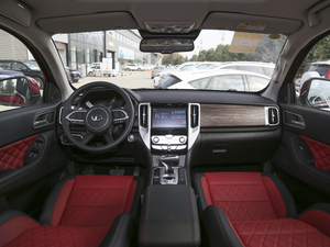 2020款越野版 2.0T 自动四驱进阶型 柴油 内饰全景