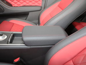 2020款越野版 2.0T 自动四驱高阶型 柴油 中央扶手箱