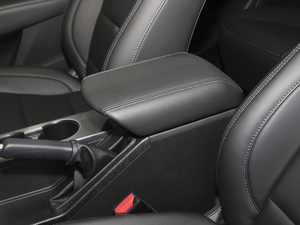 2020款越野版 2.0T 手动四驱定制型 柴油 中央扶手箱