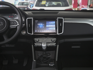 2020款越野版 2.0T 手动四驱定制型 柴油 中控台