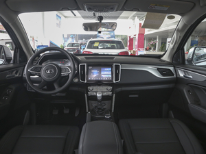 2020款越野版 2.0T 手动四驱定制型 柴油 内饰全景