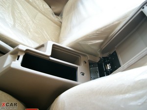 2009款锐意版 2.0L 精英型 中央扶手箱
