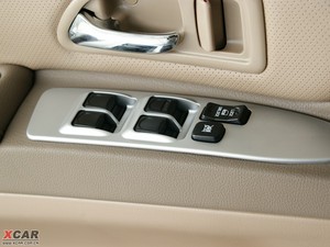 2009款锐意版 2.0L 精英型 主驾车窗控制区	