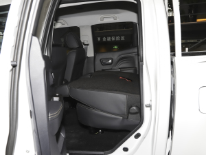 2021款2.0T 两驱超值型大双排 汽油 后排座椅放倒
