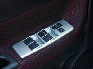 2010款1.5L 手动精英版 主驾车窗控制区	