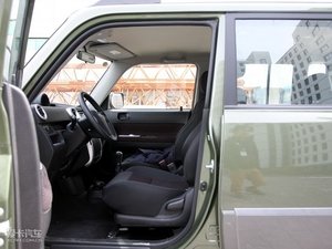 2010款1.5L 手动豪华版 前排空间