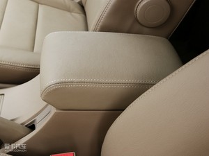 2010款2.4L 两驱豪华型 中央扶手箱