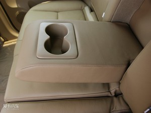 2010款2.4L 两驱豪华型 后排中央扶手