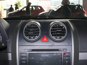 2010款2.4L 两驱舒适型 中控区
