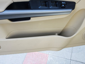 2010款2.4L 两驱舒适型 前门储物空间