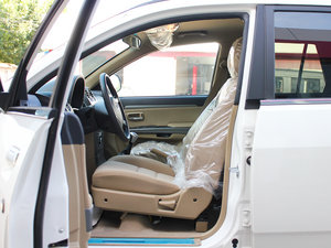 2010款2.4L 两驱舒适型 前排空间