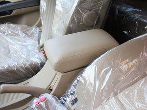 2010款2.4L 两驱舒适型 中央扶手箱