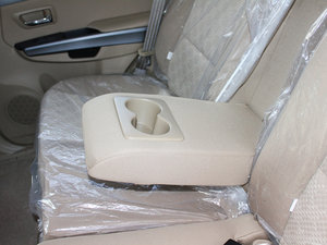 2010款2.4L 两驱舒适型 后排中央扶手